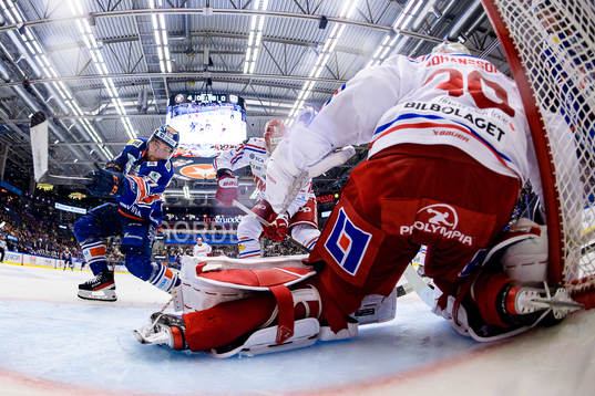 Växjös Glenn Gustafsson oroar vid Timrås målvakt Jacob