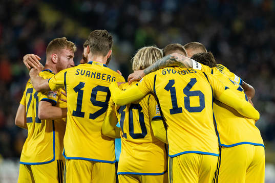 Players of Sweden celebrate the 0-1 by Viktor Claesson