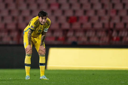 Victor Nilsson Lindelöf of Sweden looks dejected