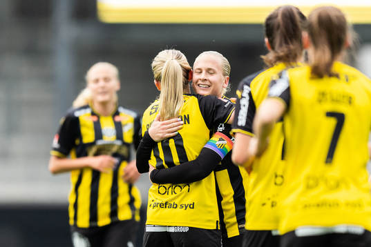 Häckens Elin Rubensson jublar med Filippa Curmark