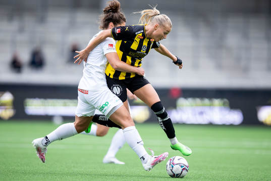 Brommapojkarnas Shannon Woeller och Häckens Stine Larsen