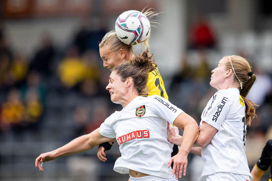 Häckens Stine Larsen och Brommapojkarnas Shannon Woeller