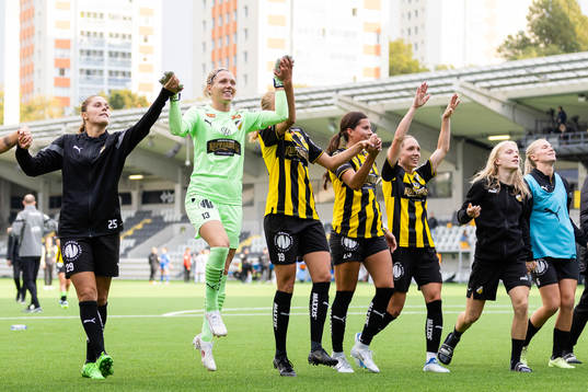 Häckens spelare jublar