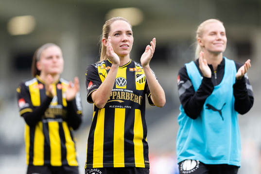 Häckens Elin Rubensson tackar publiken