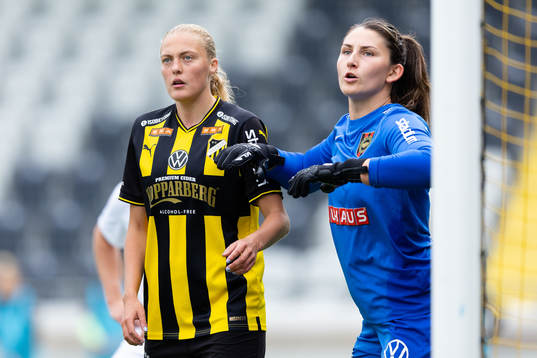 Häckens Elma Junttila Nelhage och Brommapojkarnas målvakt