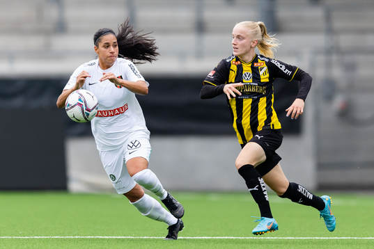 Brommapojkarnas Tempest-Marie Norlin och Häckens Anna