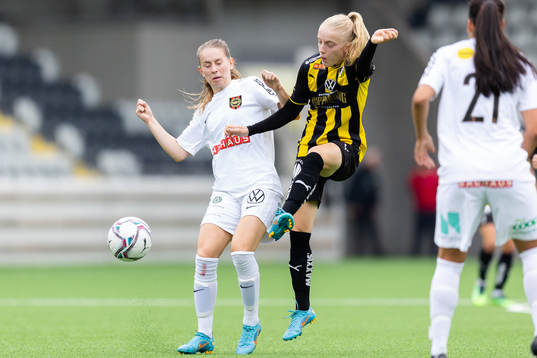 Brommapojkarnas Ida Bengtsson och Häckens Anna Sandberg