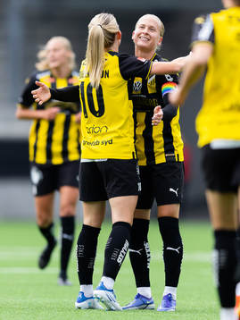 Häckens Elin Rubensson jublar ihop med Filippa Curmark