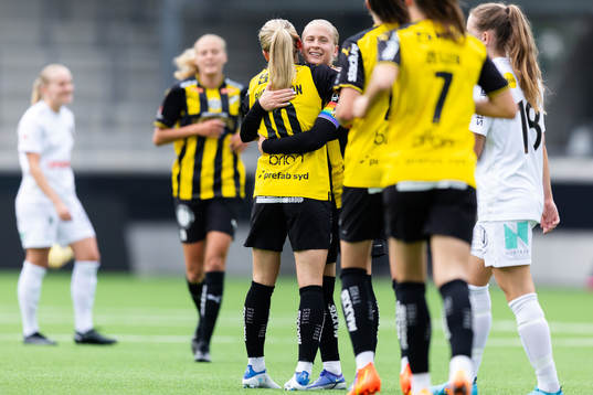 Häckens Elin Rubensson jublar ihop med Filippa Curmark