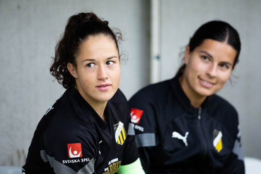 Häckens målvakt Livia Peng och Emily Madril innan