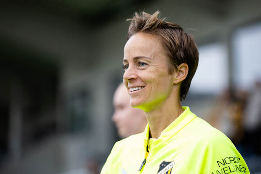 Häckens Aivi Luik innan fotbollsmatchen i Damallsvenskan