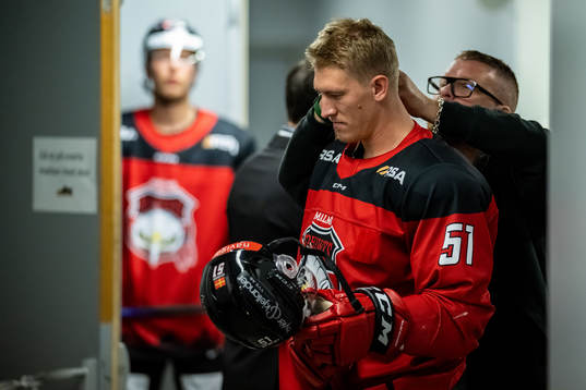 Malmö Redhawkss Emil Sylvegård får hjälp med