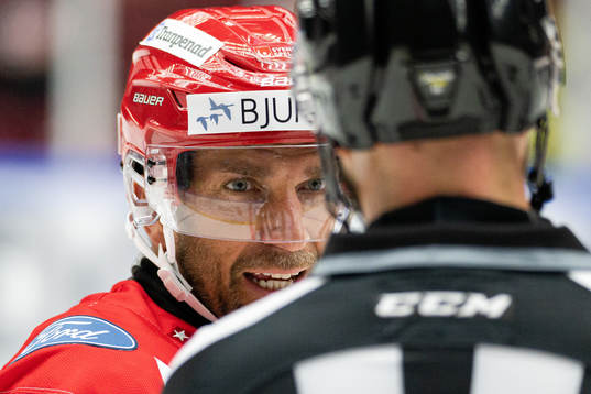 Frölundas Joel Lundqvist reagerar på domslut