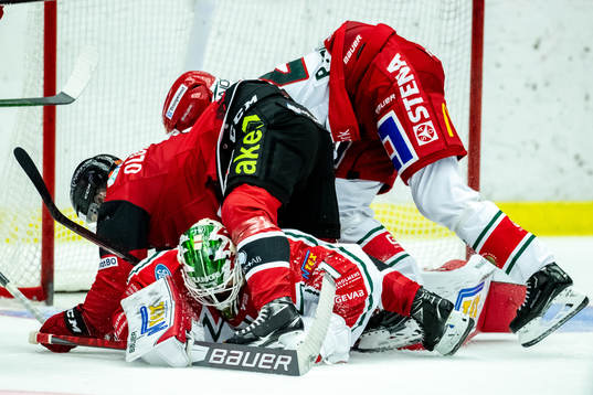Malmö Redhawkss Johan Olofsson  oroar framför Frölundas