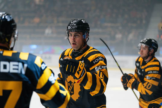 Skellefteås Joakim Lindström jublar