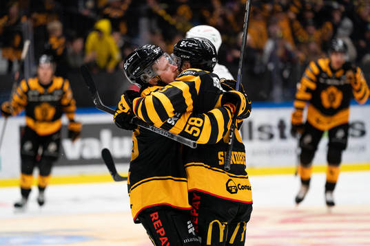 Skellefteås Oskar Nilsson och Filip Sandberg jublar
