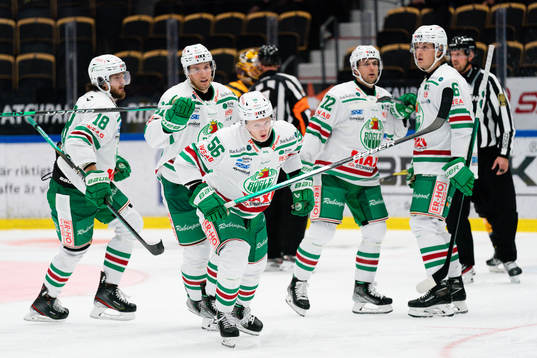 Rögles Adam Engström jublar