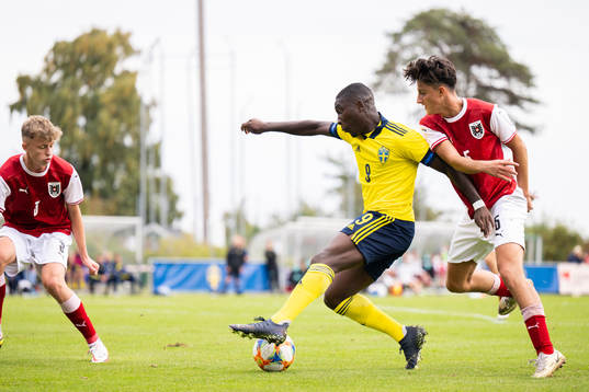 Emmanuel Tannor of Sweden and Alparslan Baran of Austria