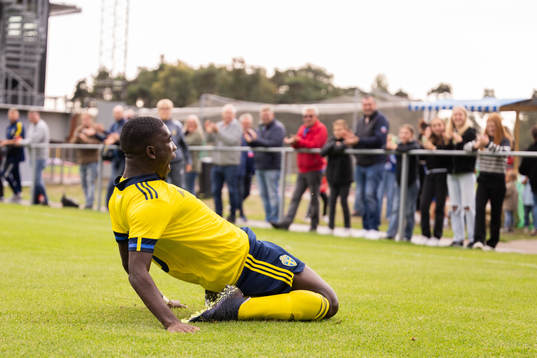 Emmanuel Tannor of Sweden celebrates