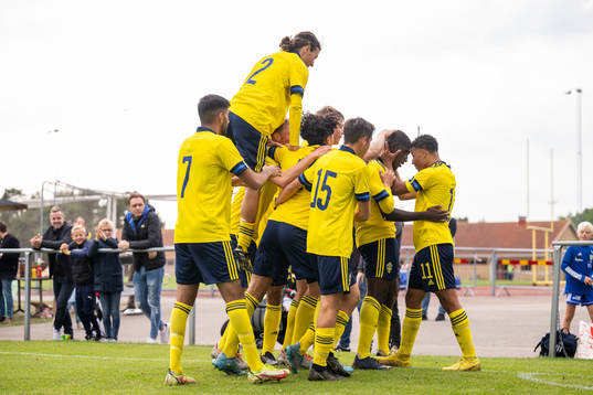 Emmanuel Tannor of Sweden celebrate with teammates