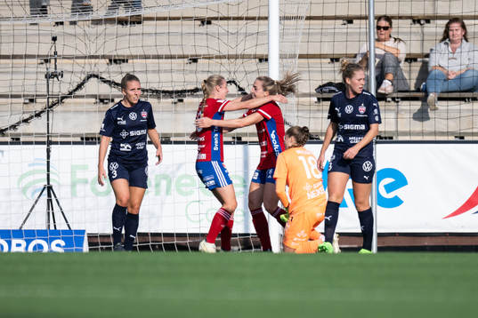 Vittsjös Linda Sällström jublar med Clara Markstedt