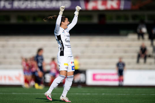 Vittsjös målvakt Sabrina D'Angelo jublar