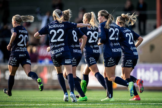 FC Rosengårds Stefanie Sanders jublar med lagkamrater