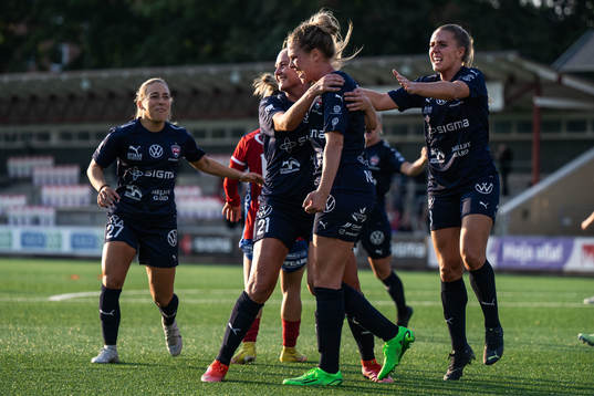FC Rosengårds Rebecca Knaak jublar med lagkamrater