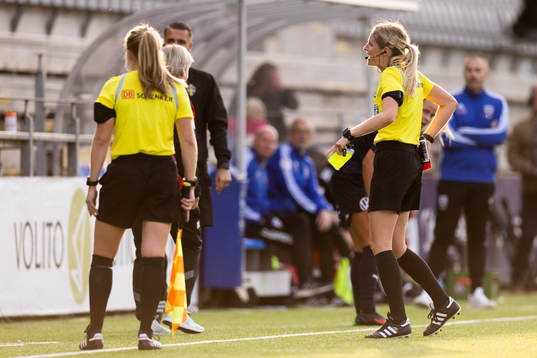Domare Eva Svärdsudd visar ut FC Rosengårds assisterande