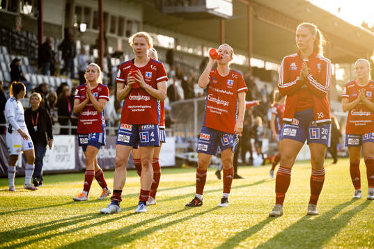 Vittsjös Charlotte Grant, Clare Polkinghorne, Kayla Adamek
