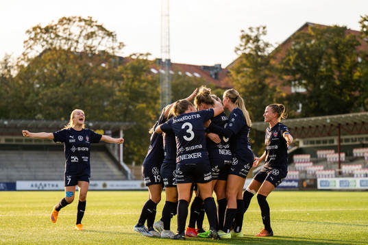 FC Rosengårds Rebecca Knaak jublar med lagkamrater