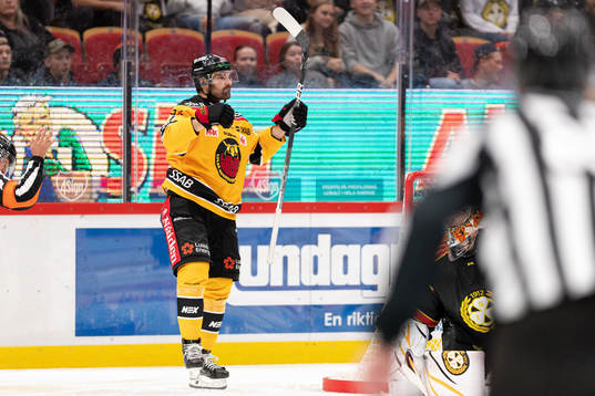 Luleås Linus Fröberg jublar