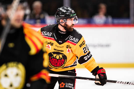 uLuleås Jack Connolly nder ishockeymatchen i SHL mellan