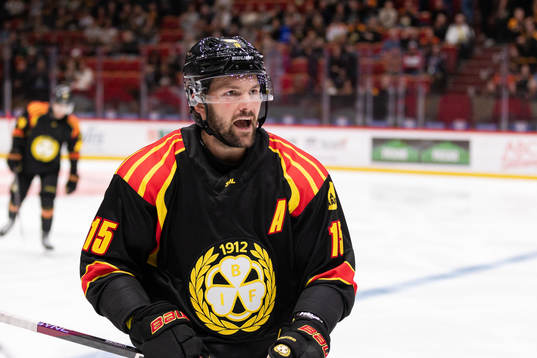 Brynäs Simon Bertilsson jublar
