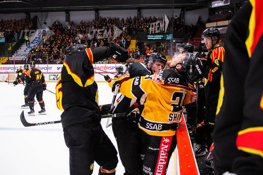 Brynäs Simon Bertilsson och Luleås Brendan Shinnimin