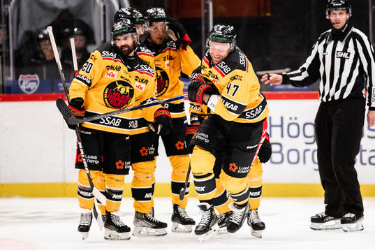 Luleås Leo Komarov jublar