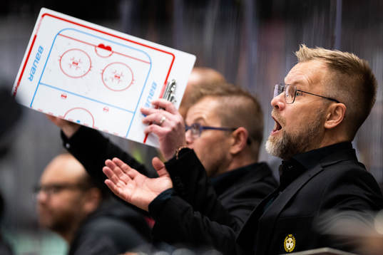 Brynäs tränare Mikko Manner reagerar