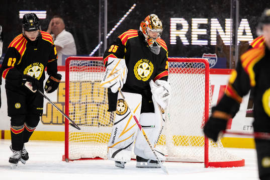 Brynäs målvakt Veini Vehviläinen deppar