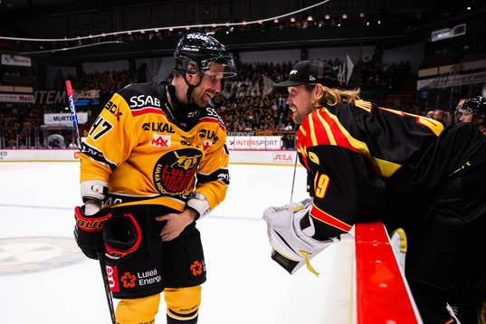 Luleås Leo Komarov och Brynäs målvakt Anders Lindbäck