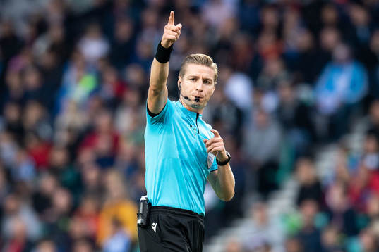 Referee Lawrence Visser