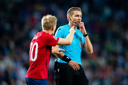 Mats Møller Dæhli of Norway argues with referee Lawrence