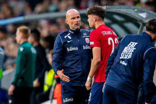 Ståle Solbakken, head coach of Norway, talks with Jørgen
