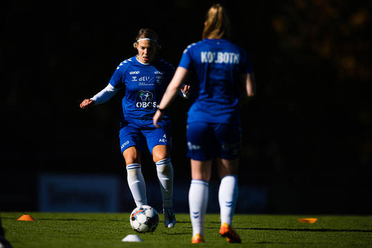 Lena Soleng Hansen of Kolbotn warms up