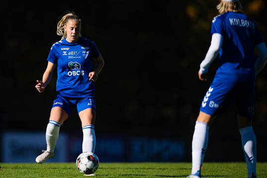 Emilie Libakken Østerås of Kolbotn warms up