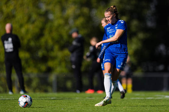 Tonje Pedersen of Kolbotn warms up