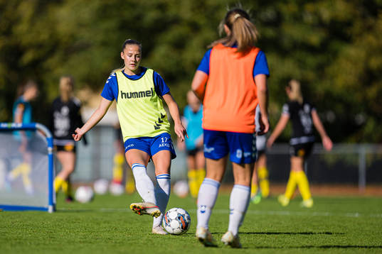 Emilie Libakken Østerås of Kolbotn warms up