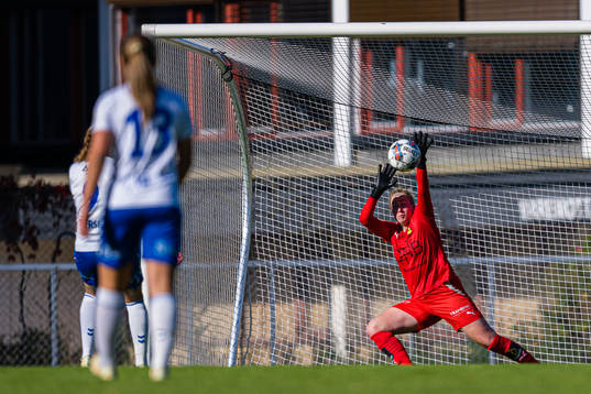 Tonje Pedersen of Kolbotn scores the 1-0 goal