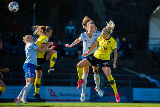 Eva Amanda Johnsson Haahr of LSK Kvinner scores the 1-1 goal