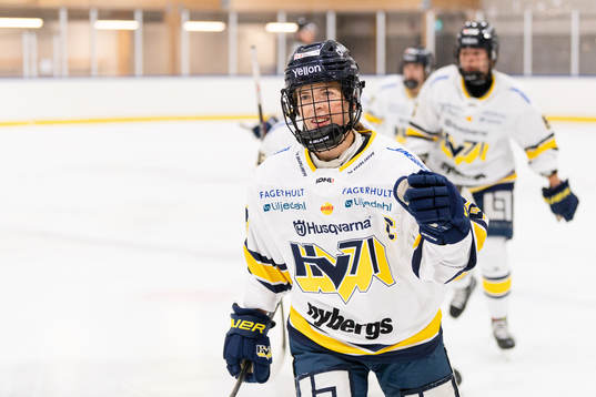 HV71s Sanni Hakala jublar
