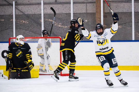 HV71s Charlotte Wittich jublar